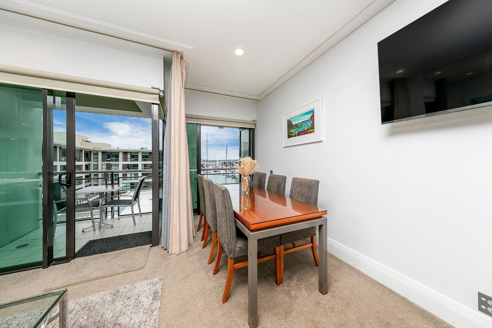 Luxurious & Spacious Living With Breathtaking Views Apartment Auckland